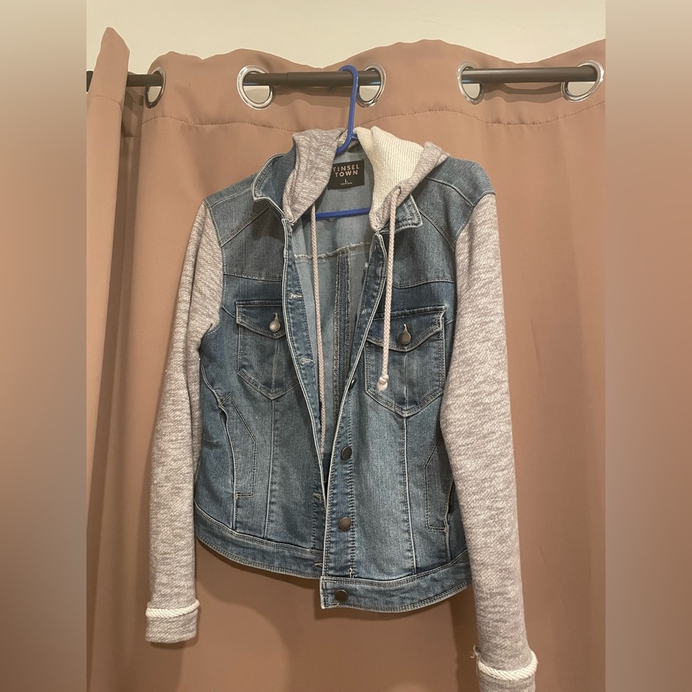 Jean jacket with grey fabric sleeves